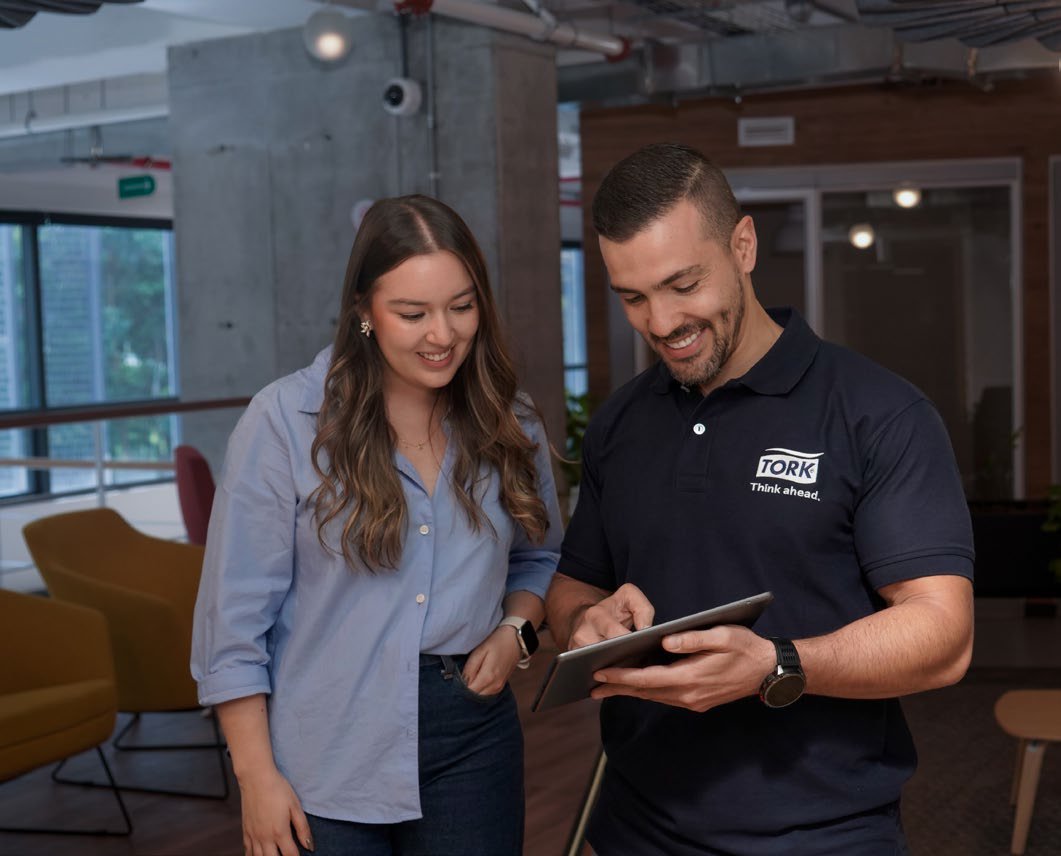 Equipo revisando información en una tableta